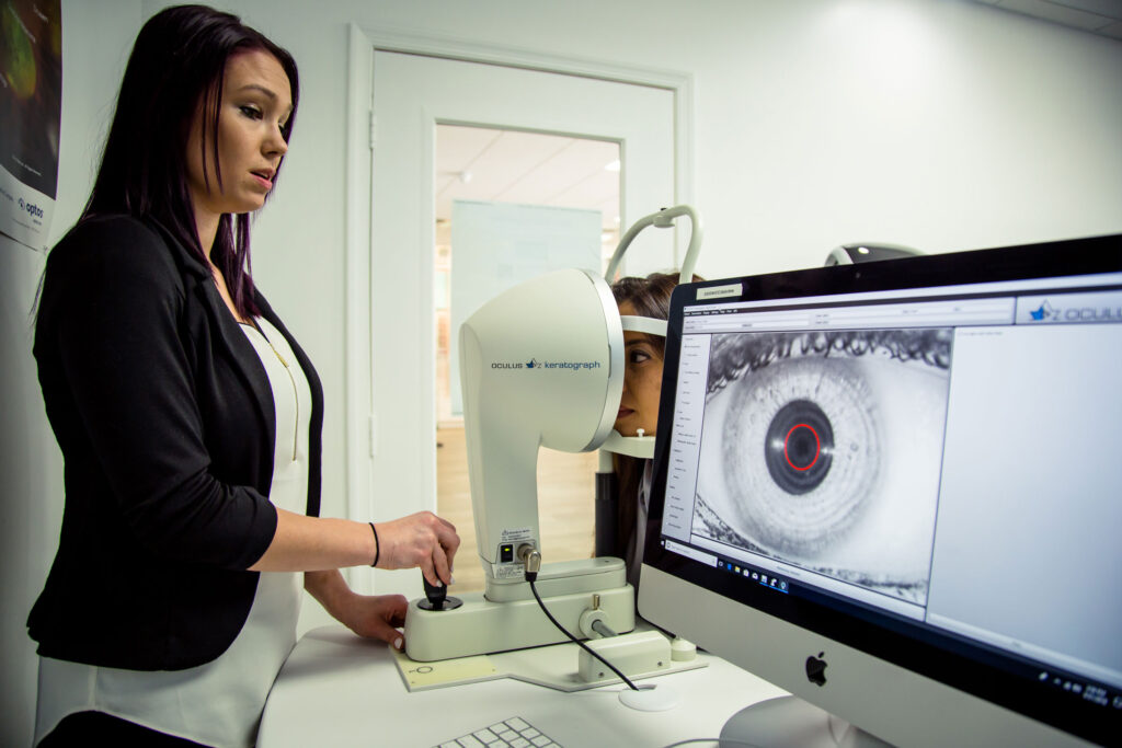 patient seeing eye doctors in boca raton